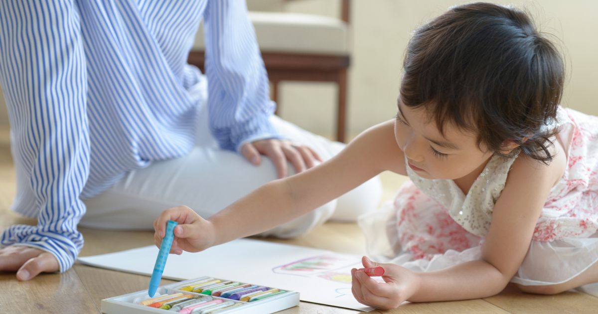 赤ちゃんのお絵かきはいつから おすすめのクレヨンも紹介 子供の習い事の体験申込はコドモブースター 赤ちゃんのお絵かきはいつから おすすめのクレヨンも紹介 子供の習い事の体験申込はコドモブースター