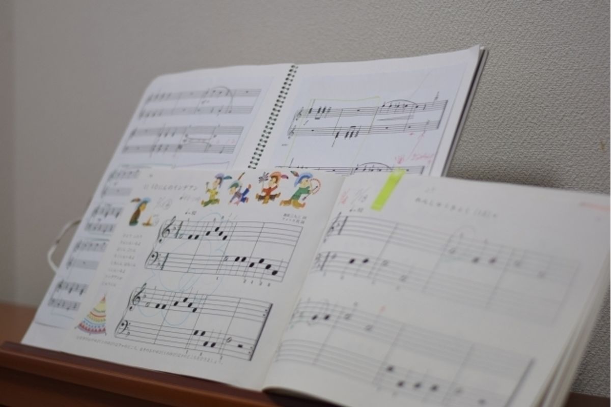 お家でできる 子どものリズム感を伸ばす方法 ピアノでリズム感を鍛えよう 子供の習い事の体験申込はコドモブースター お家でできる 子どものリズム感を伸ばす方法 ピアノでリズム感を鍛えよう 子供の習い事の体験申込はコドモブースター