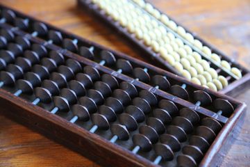 子供にそろばんを習わせる効果は?くもんとどっちがいいの?費用や適齢期は?