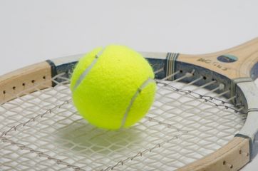 テニス初心者の子どもにパパママが上手に教えるコツとは?