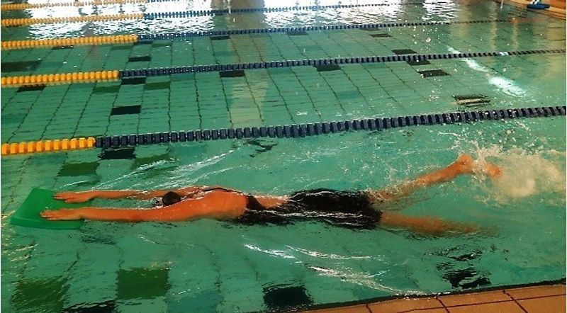 ももの付け根から足を動かすのがバタ足のコツ