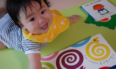 0歳の赤ちゃん知育におすすめの遊びやおもちゃ、本を一挙紹介！