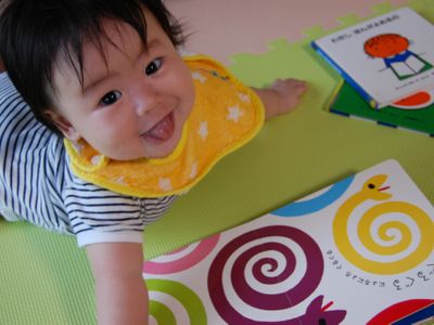 生後3ヶ月からの知育とは 普段からできる知育遊びを紹介 子供の習い事の体験申込はコドモブースター 生後3ヶ月からの知育とは 普段からできる知育遊びを紹介 子供の習い事の体験申込はコドモブースター