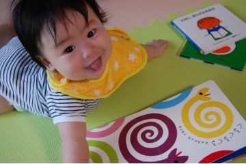 0歳の赤ちゃん知育におすすめの遊びやおもちゃ、本を一挙紹介！
