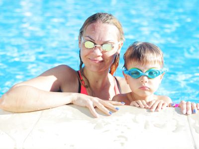 ベビースイミングいつから始める?メリットやデメリットは?