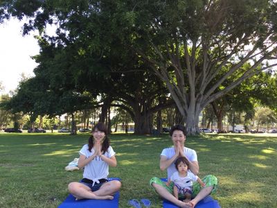 親子でヨガ!何歳からできる?自宅でおすすめ簡単ポーズも