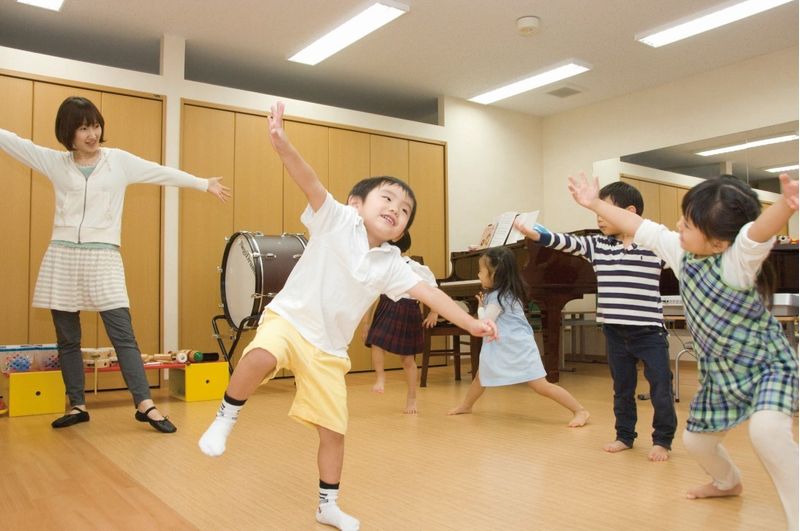 カワイ音楽教室リトミックコースの料金は 1歳から親子で楽しめる 子供の習い事の体験申込はコドモブースター