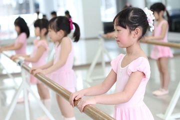 4歳から受講OK!TSSキッズバレエスクールで筋力と柔軟性を磨く