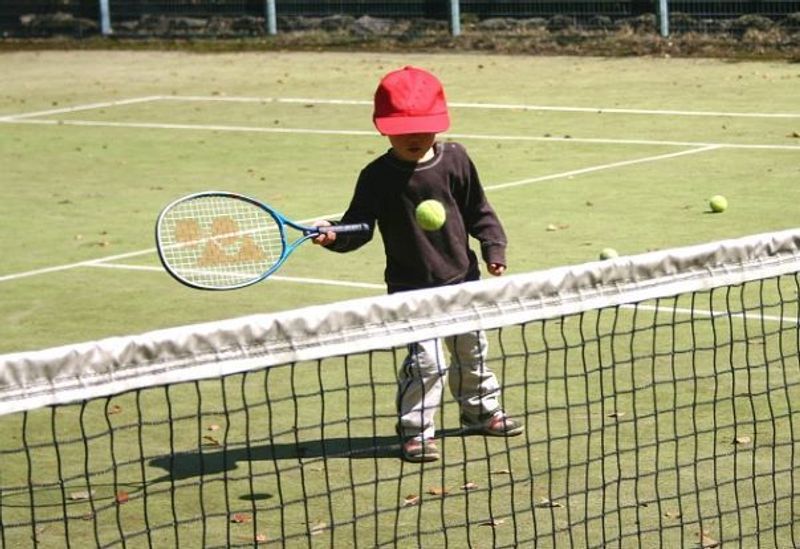 子どもの習い事に『テニス』を選ぶメリットは？何歳からはじめる？