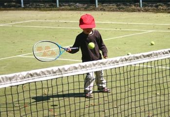 子どもの習い事に『テニス』を選ぶメリットは?何歳からはじめる?