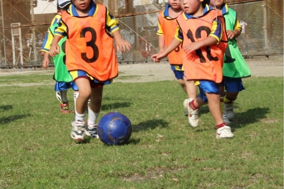 サッカーは何歳から始められる 幼児からサッカーを始めるメリットとは 子供の習い事の体験申込はコドモブースター サッカーは何歳から始められる 幼児からサッカーを始めるメリットとは 子供の習い事の体験申込はコドモブースター