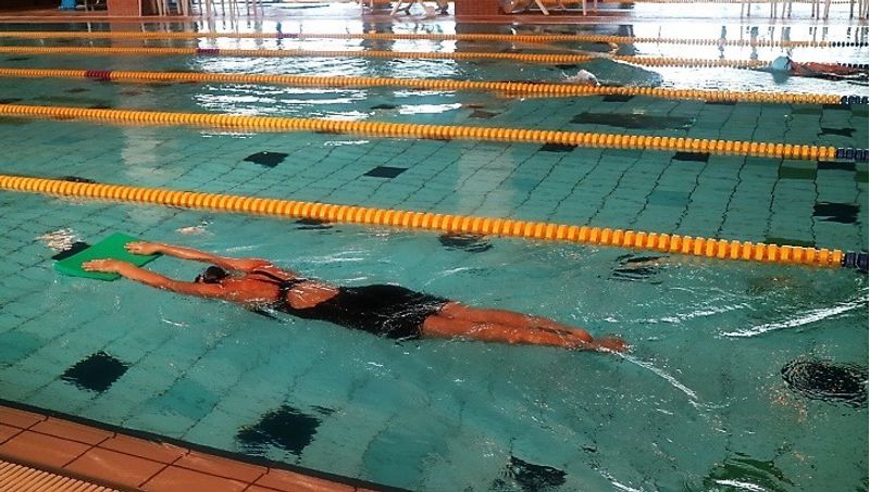 姿勢を整えるため、足を伸ばした後、しばらく蹴伸びをする練習も