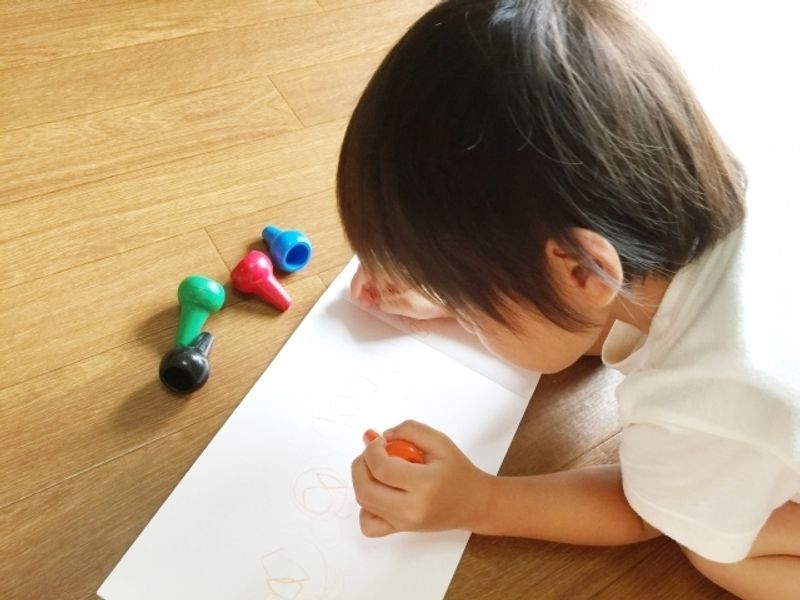 お絵かきは知育につながる 1歳でも遊べる人気の絵画玩具とは 子供の習い事の体験申込はコドモブースター