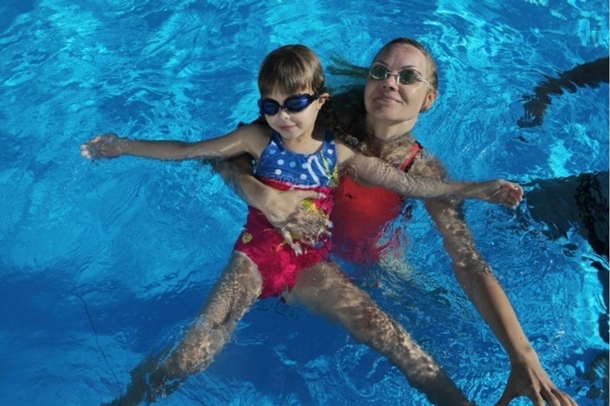 どうやったら水に浮くの 水浮きのコツ コーチに聞く スイミング上達のコツ 子供の習い事の体験申込はコドモブースター どうやったら水に浮くの 水浮きのコツ コーチに聞く スイミング上達のコツ 子供の習い事の体験申込はコドモブースター
