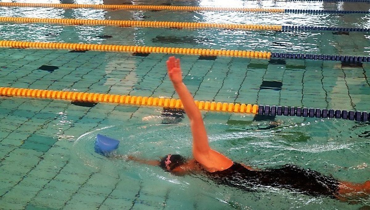 手で水をしっかり押そう クロールのコツ コーチに聞く スイミング上達のコツ 子供の習い事の体験申込はコドモブースター 手で水をしっかり押そう クロールのコツ コーチに聞く スイミング上達のコツ 子供の習い事の体験申込はコドモブースター