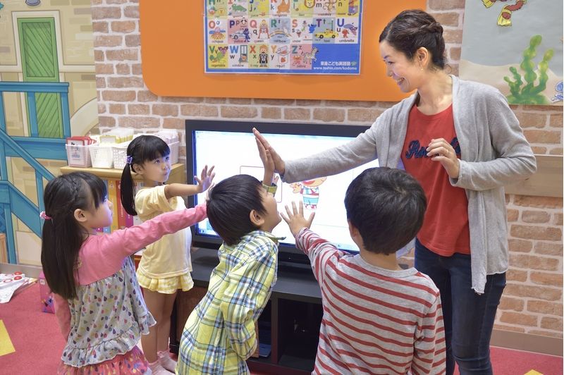 東進こども英語塾の料金は 英語で考える力が身につく と評判のレッスン内容も 子供の習い事の体験申込はコドモブースター 東進こども英語塾の料金は 英語で考える力が身につく と評判のレッスン内容も 子供の習い事の体験申込はコドモブースター