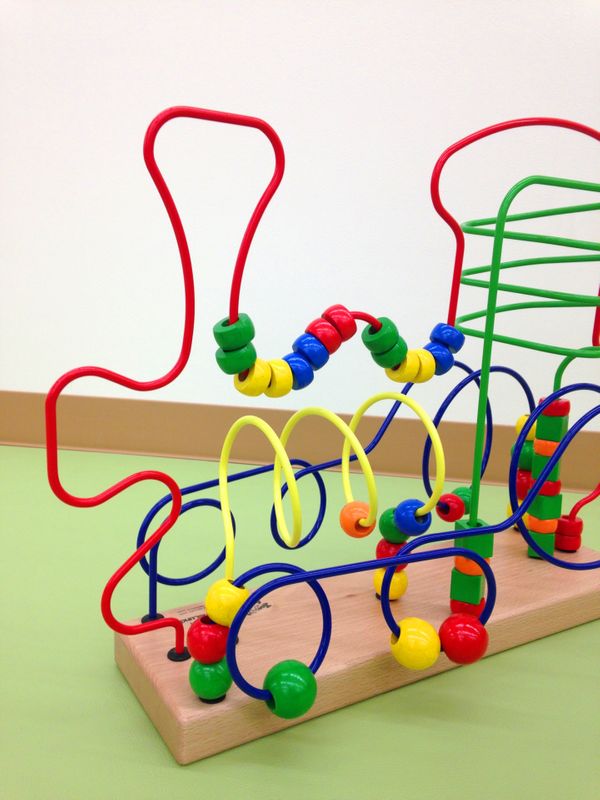 0歳児から使える知育玩具としておすすめのルーピング。その効果と遊び方は?