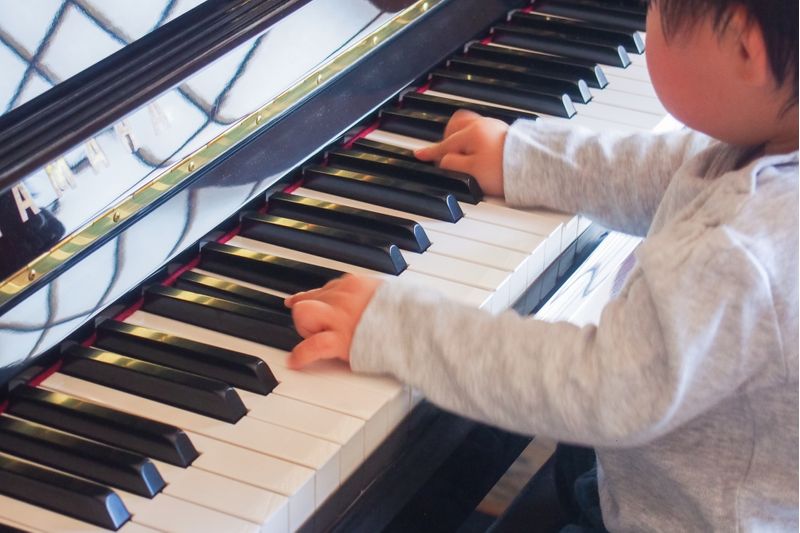 子供の習い事にピアノ、何歳から始める？費用はどれくらい？