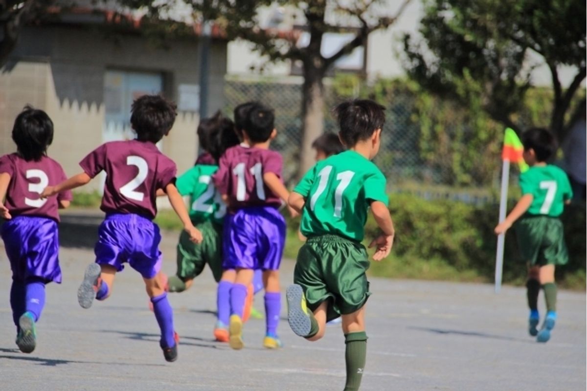 サッカーは何歳から始められる 幼児からサッカーを始めるメリットとは 子供の習い事の体験申込はコドモブースター サッカーは何歳から始められる 幼児からサッカーを始めるメリットとは 子供の習い事の体験申込はコドモブースター