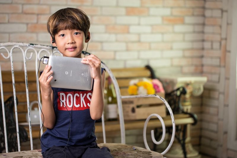 小学生でリスニングを鍛える Youtubeでみれる無料教材も紹介 子供の習い事の体験申込はコドモブースター 小学生でリスニングを鍛える Youtubeでみれる無料教材も紹介 子供の習い事の体験申込はコドモブースター