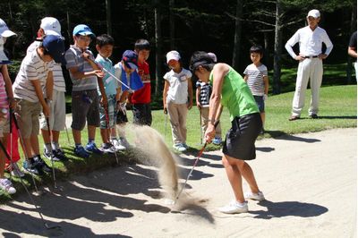 子供のゴルフは何歳から始める 教え方やレッスン費用は 子供の習い事の体験申込はコドモブースター
