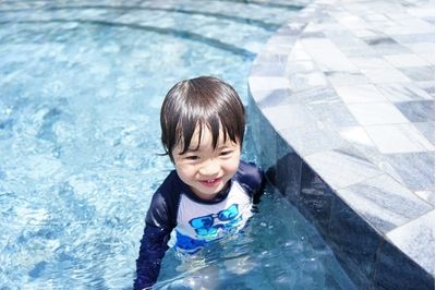 スイミングを始めたい！子どもに水慣れにさせるポイントとは？