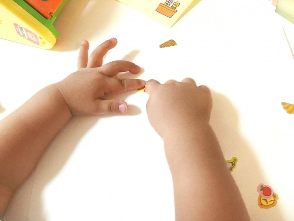 子どもの知育には手先や指先が重要 オススメの手遊びや知育玩具って 子供の習い事の体験申込はコドモブースター 子どもの知育には手先や指先が重要 オススメの手遊びや知育玩具って 子供の習い事の体験申込はコドモブースター