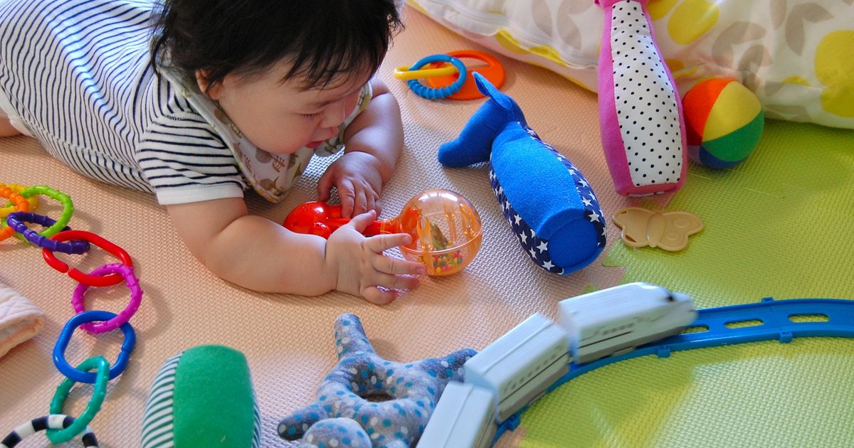 子供の知育遊びにひも通しがおすすめ 効果や人気のおもちゃも 子供の習い事の体験申込はコドモブースター 子供の知育遊びにひも通しがおすすめ 効果や人気のおもちゃも 子供の習い事の体験申込はコドモブースター