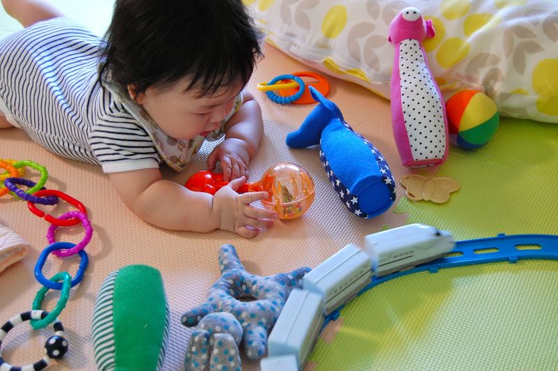 子供の知育遊びにひも通しがおすすめ 効果や人気のおもちゃも 子供の習い事の体験申込はコドモブースター 子供の知育遊びにひも通しがおすすめ 効果や人気のおもちゃも 子供の習い事の体験申込はコドモブースター