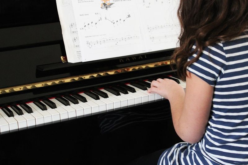 ピアノを弾くときには指の形が重要？子供ができる練習法も