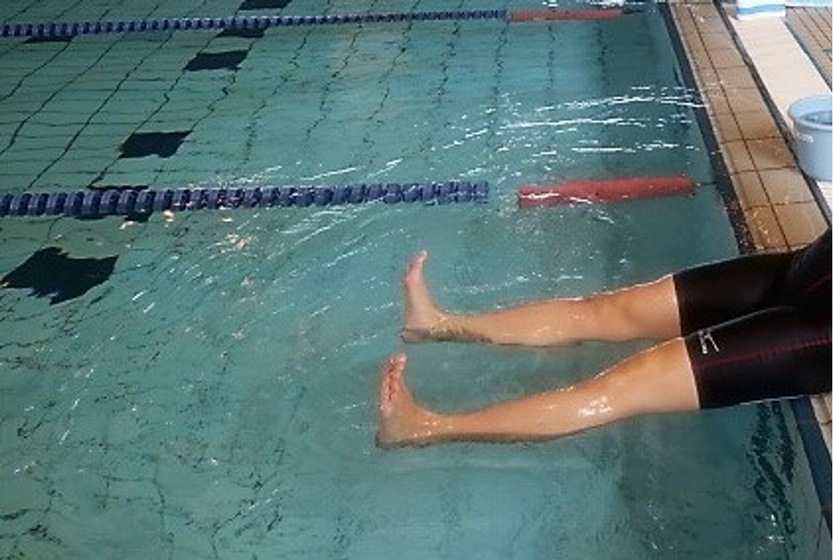 足の内側でしっかり水を押そう 平泳ぎのコツ コーチに聞く スイミング上達のコツ 子供の習い事の体験申込はコドモブースター