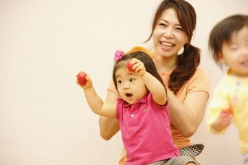 カワイ音楽教室だからできる本格リトミック!年齢別コースの料金や教材を詳しく!