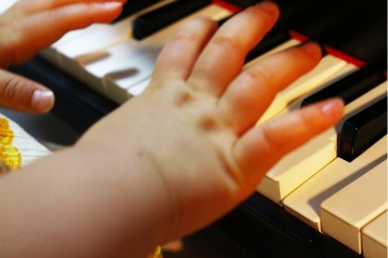 音楽は赤ちゃんの脳にメリットいっぱい その効果とおすすめ曲とは 子供の習い事の体験申込はコドモブースター 音楽は赤ちゃんの脳にメリットいっぱい その効果とおすすめ曲とは 子供の習い事の体験申込はコドモブースター