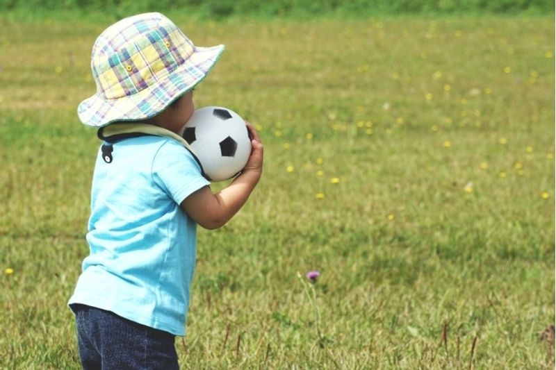 サッカーは何歳から始められる 幼児からサッカーを始めるメリットとは 子供の習い事の体験申込はコドモブースター