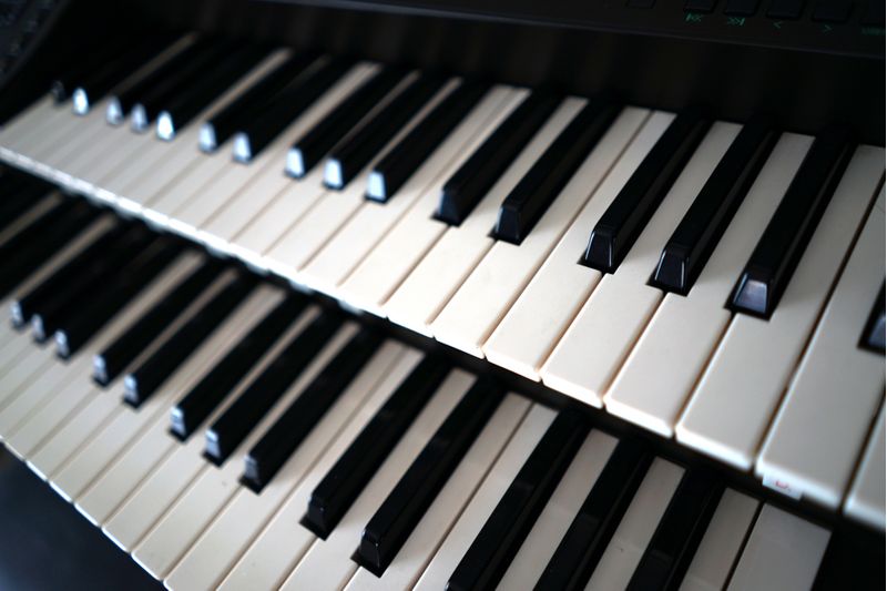 子供の習い事にエレクトーンとピアノ、どっちがいいの？何が違うの？