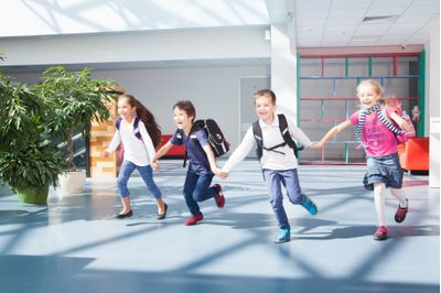 学童保育の料金ってどのくらい?民間は高い?母子家庭向けの援助は?