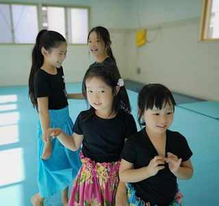 成立ゼブラ フラダンスクラブ成立学園空手道場