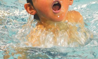 子供にバタフライの泳ぎ方を教える!キックや手の動きのコツも