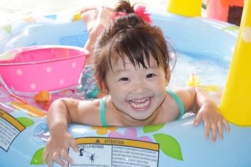 1歳はベビースイミングで習い事デビュー!メリット満載のレッスン