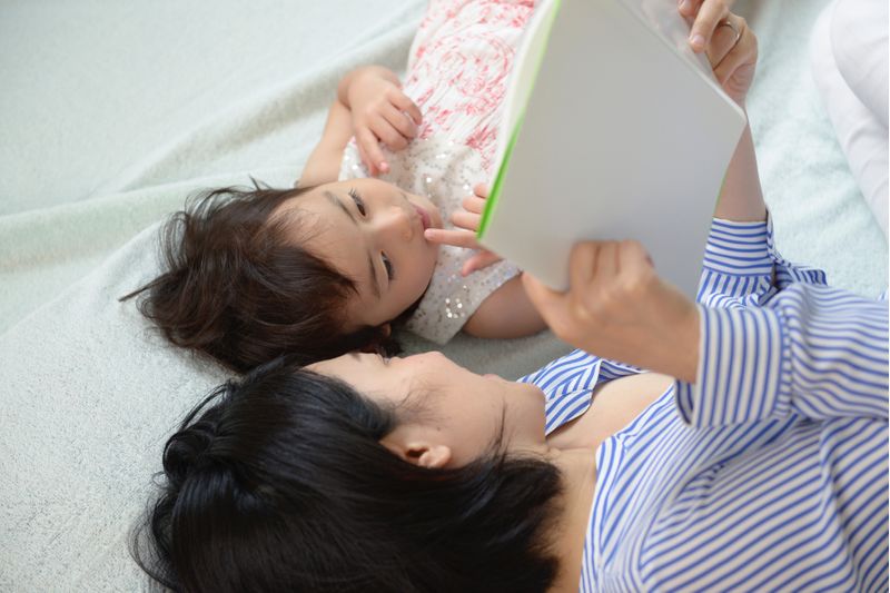 寝る前に絵本の読み聞かせ いつから始める 効果や方法は 子供の習い事の体験申込はコドモブースター 寝る前に絵本の読み聞かせ いつから始める 効果や方法は 子供の習い事の体験申込はコドモブースター