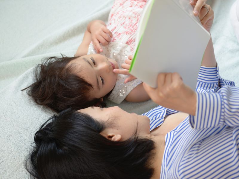寝る前に絵本の読み聞かせ いつから始める 効果や方法は 子供の習い事の体験申込はコドモブースター 寝る前に絵本の読み聞かせ いつから始める 効果や方法は 子供の習い事の体験申込はコドモブースター