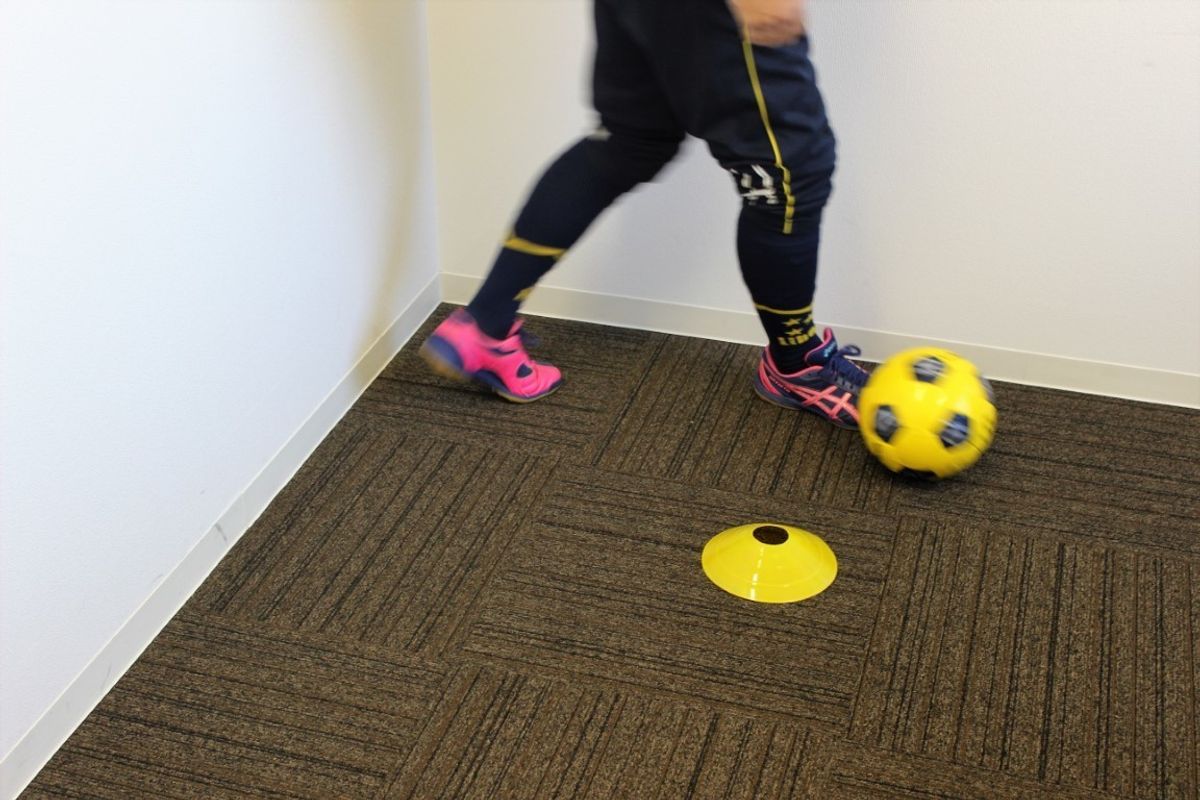 ドリブル上達のコツ コーチ直伝 サッカーの上達方法 第1回 子供の習い事の体験申込はコドモブースター ドリブル上達のコツ コーチ直伝 サッカーの上達方法 第1回 子供の習い事の体験申込はコドモブースター