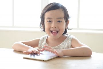 赤ちゃんとテレビの気になる関係!脳や視力への影響、適齢期を解説