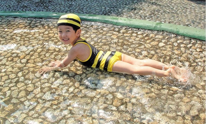 泳ぎの基本 バタ足 が上手くなる練習法が知りたい 子供の習い事の体験申込はコドモブースター 泳ぎの基本 バタ足 が上手くなる練習法が知りたい 子供の習い事の体験申込はコドモブースター