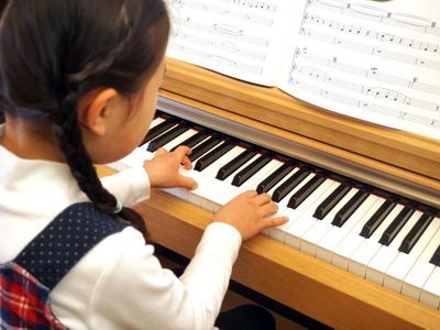 大阪市エリアの子供向けのピアノ教室15選。大人になっても続けられる！