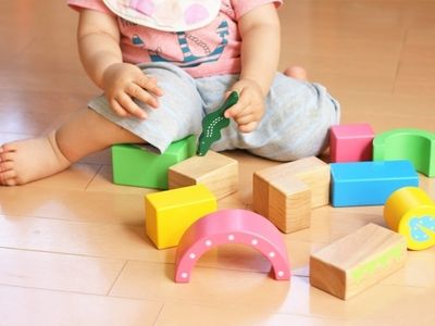 子どもの知育には手先や指先が重要!オススメの手遊びや知育玩具って?