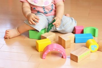 子どもの知育には手先や指先が重要!オススメの手遊びや知育玩具って?