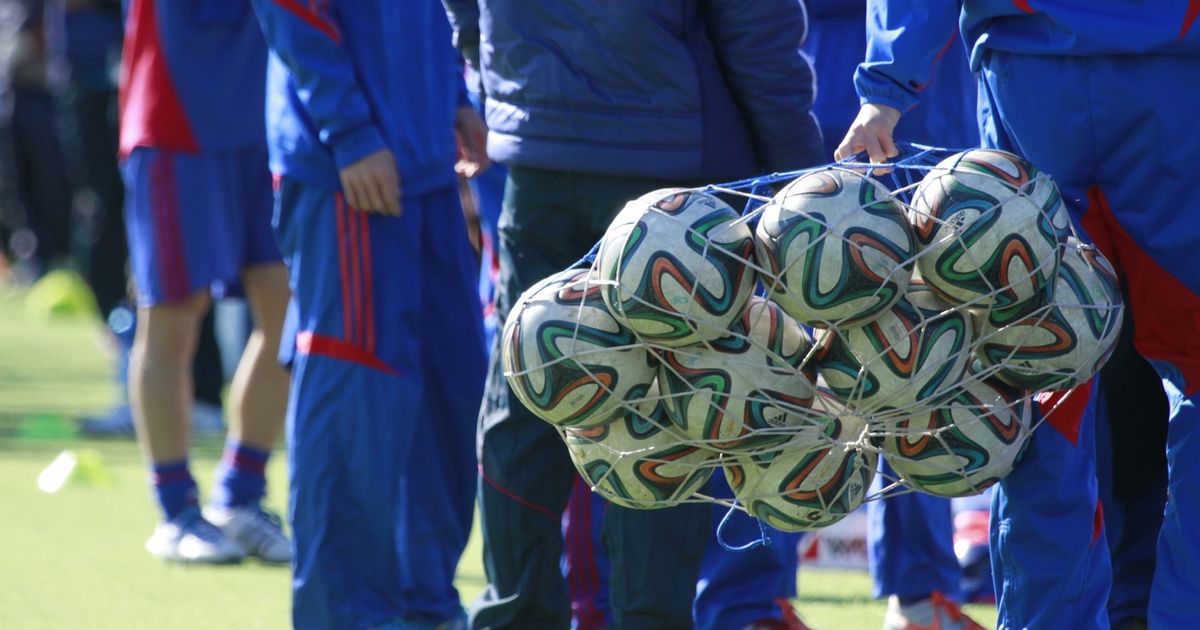 子供がサッカーを習うのに必要なものとは 必需品やあると便利なものまで 子供の習い事の体験申込はコドモブースター 子供がサッカーを習うのに必要なものとは 必需品やあると便利なものまで 子供の習い事の体験申込はコドモブースター