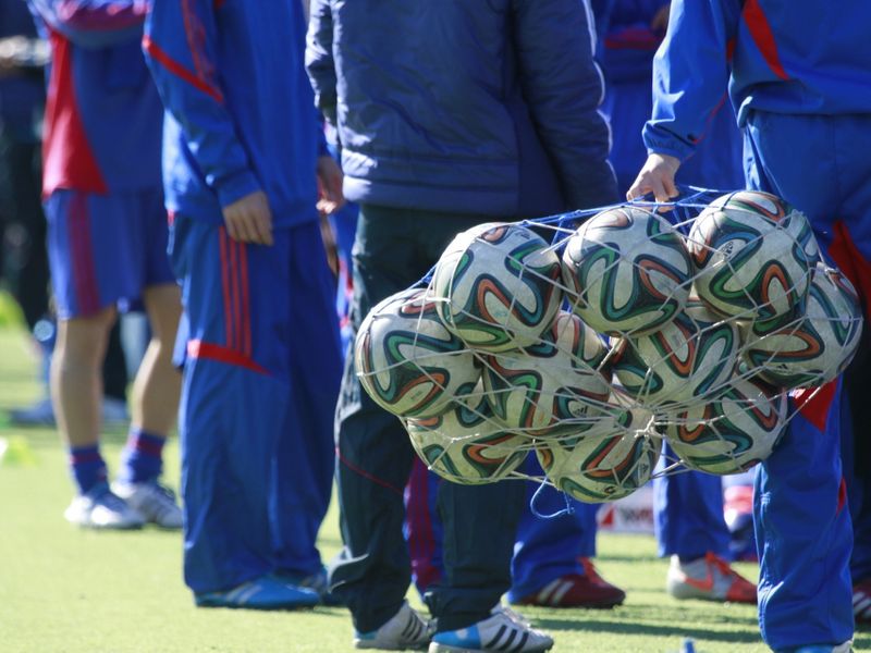 子供がサッカーを習うのに必要なものとは 必需品やあると便利なものまで 子供の習い事の体験申込はコドモブースター 子供がサッカーを習うのに必要なものとは 必需品やあると便利なものまで 子供の習い事の体験申込はコドモブースター
