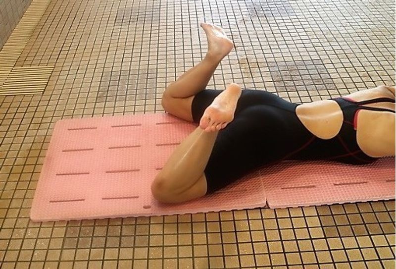 1)足首を曲げた状態で引きつけて